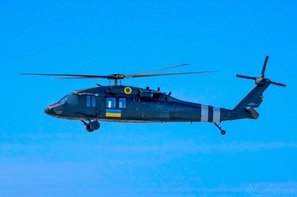 Кадры трех украинских вертолетов американского производства UH-60A Black Hawk, находящихся в настоящее время на вооружении Главного управление разведки Министерства обороны Украины Кадры трех украинских вертолетов американского производства UH-60A Black Hawk, находящихся в настоящее время на вооружении Главного управление разведки Министерства обороны Украины
