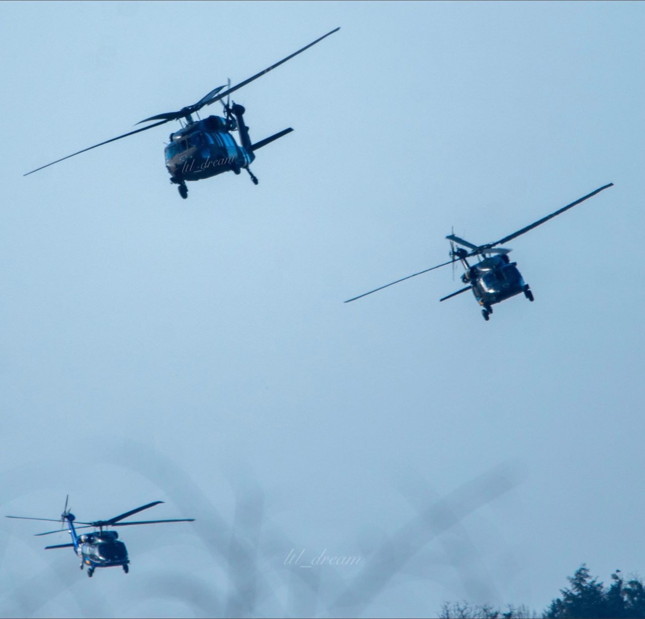 Кадры трех украинских вертолетов американского производства UH-60A Black Hawk, находящихся в настоящее время на вооружении Главного управление разведки Министерства обороны Украины