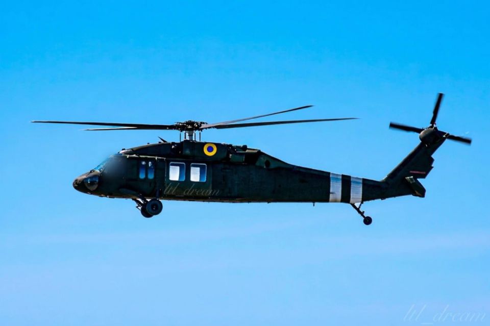 Кадры трех украинских вертолетов американского производства UH-60A Black Hawk, находящихся в настоящее время на вооружении Главного управление разведки Министерства обороны Украины Кадры трех украинских вертолетов американского производства UH-60A Black Hawk, находящихся в настоящее время на вооружении Главного управление разведки Министерства обороны Украины