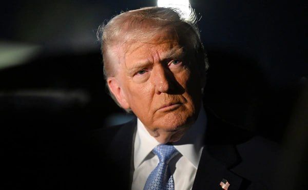 Зеленский приготовил для Трампа подарок, но президент США так и не явился Зеленский приготовил для Трампа подарок, но президент США так и не явился