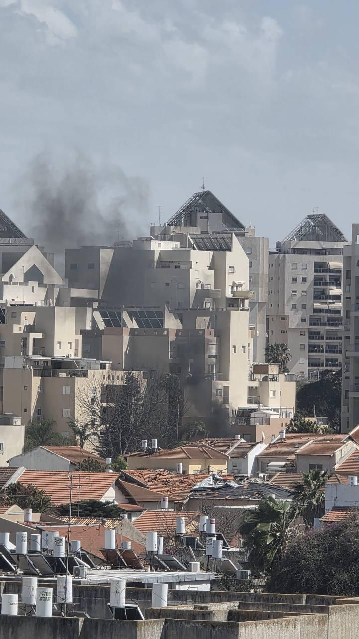 На кадрах из Израиля — последствия ракетных ударов Ирана в нескольких районах центральной части страны; На кадрах из Израиля — последствия ракетных ударов Ирана в нескольких районах центральной части страны;