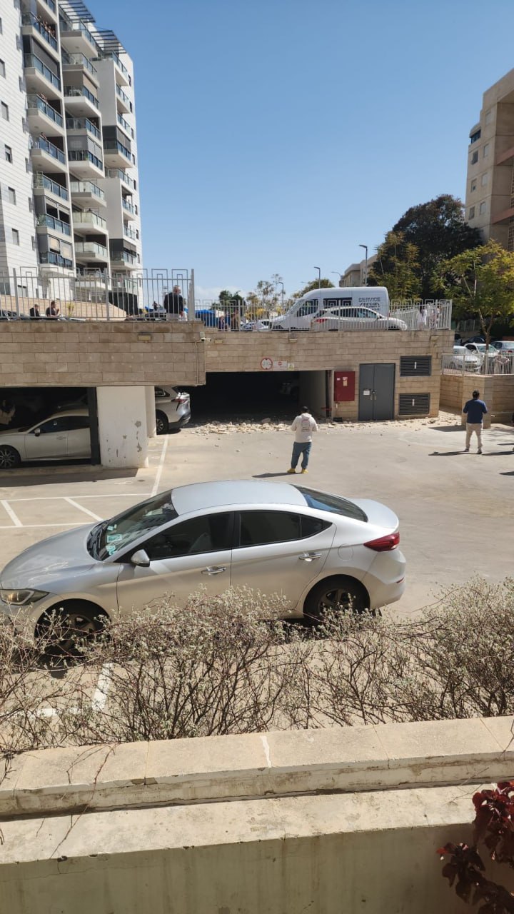 На кадрах из Израиля — последствия ракетных ударов Ирана в нескольких районах центральной части страны; На кадрах из Израиля — последствия ракетных ударов Ирана в нескольких районах центральной части страны;