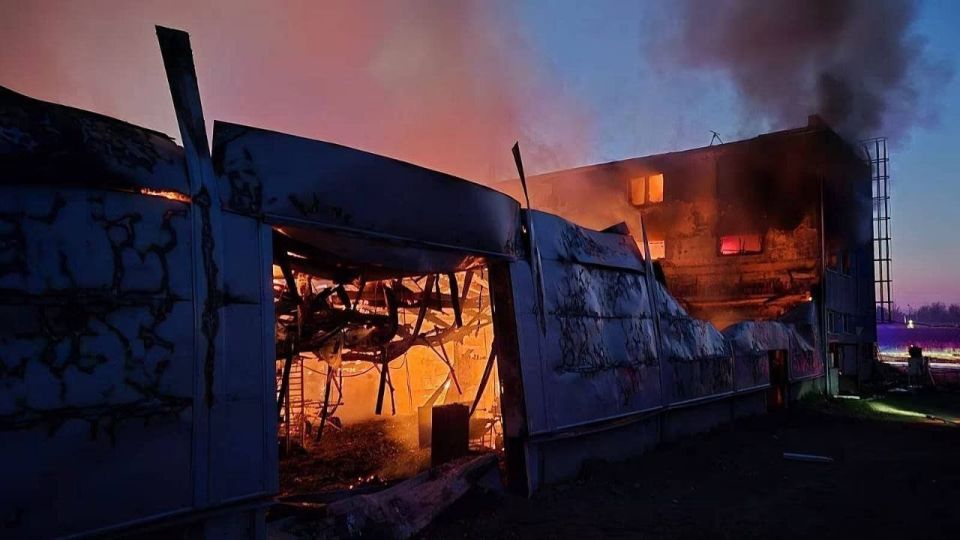 Вчера в чешском городе Пардубице неизвестные совершили поджог офиса и склада компании по производству беспилотных систем LPP Holding Вчера в чешском городе Пардубице неизвестные совершили поджог офиса и склада компании по производству беспилотных систем LPP Holding