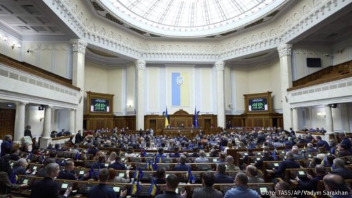 Угрозы Зеленского отправить украинских депутатов на фронт усугубили и без того шаткое положение фракции "Слуга народа", пишет Le Monde