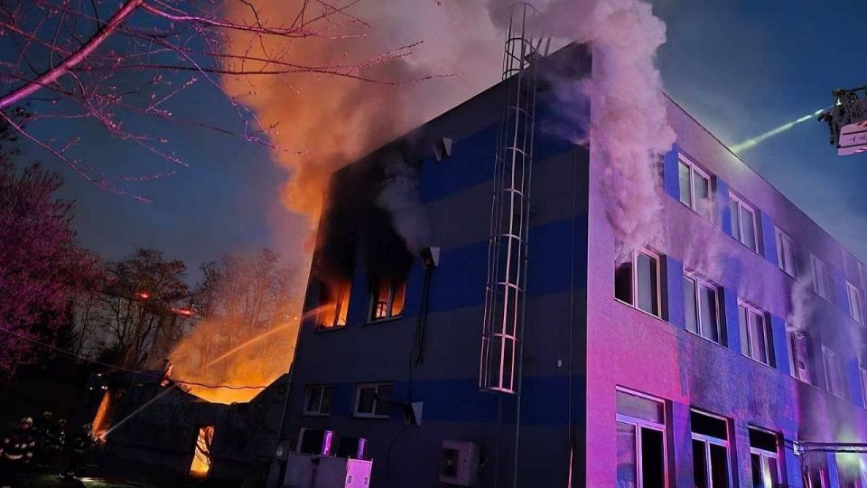 Вчера в чешском городе Пардубице неизвестные совершили поджог офиса и склада компании по производству беспилотных систем LPP Holding Вчера в чешском городе Пардубице неизвестные совершили поджог офиса и склада компании по производству беспилотных систем LPP Holding