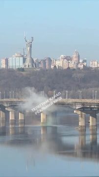 В Киеве дымится многострадальный мост Патона «Вероятно, произошла утечка или авария на теплосети. Это пар, а не дым»