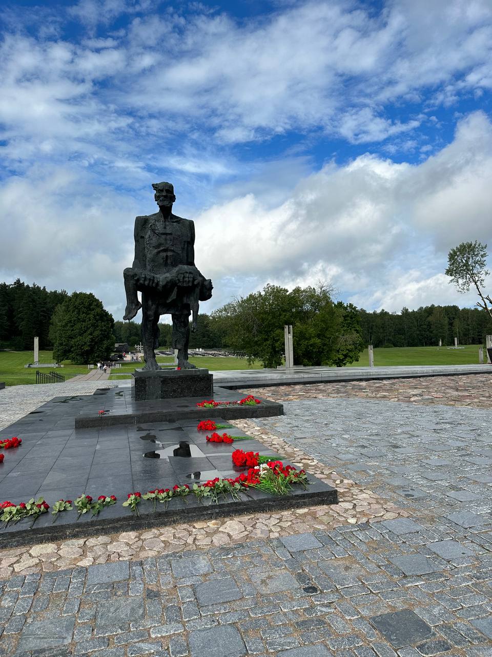 Сегодня годовщина одного из тягчайших преступлений нацистов и их пособников — уничтожения в 1943 году белорусской деревни Хатынь вместе со всеми её жителями