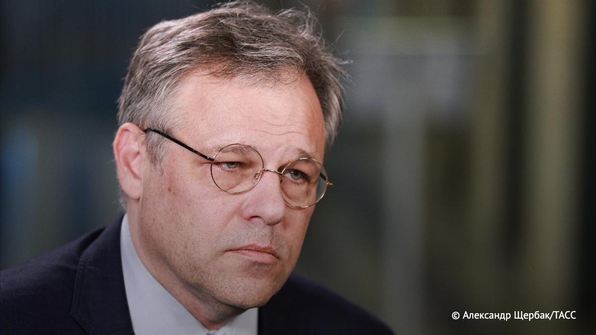 ЕС использует киевский режим, "бесцеремонно пытаясь повлиять на исход выборов в Венгрии", заявил Мирошник: