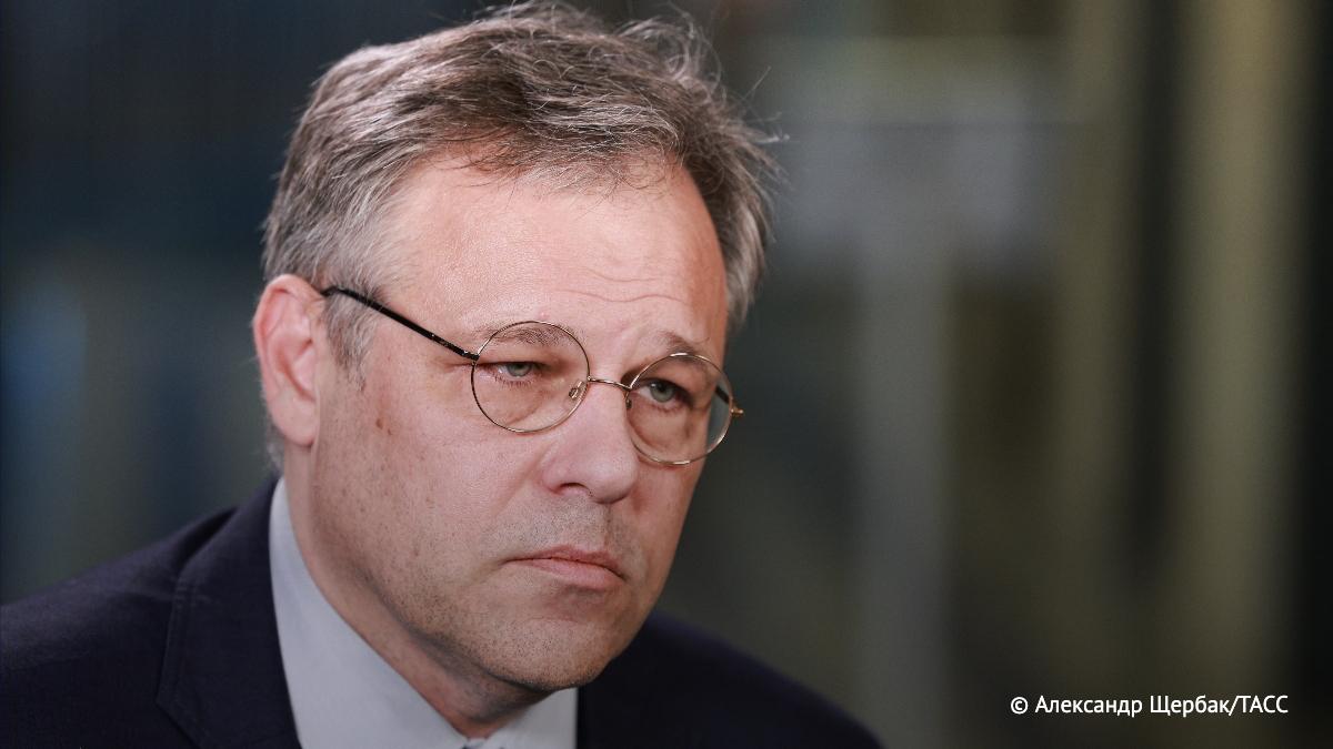 Украина существует в политической парадигме, которую диктует ей Запад, заявил ТАСС Мирошник