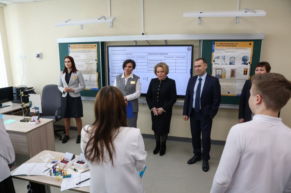 В ходе рабочей поездки в Курганскую область Председатель Совета Федерации Валентина Матвиенко посетила среднюю общеобразовательную школу №52 города Кургана В ходе рабочей поездки в Курганскую область Председатель Совета Федерации Валентина Матвиенко посетила среднюю общеобразовательную школу №52 города Кургана