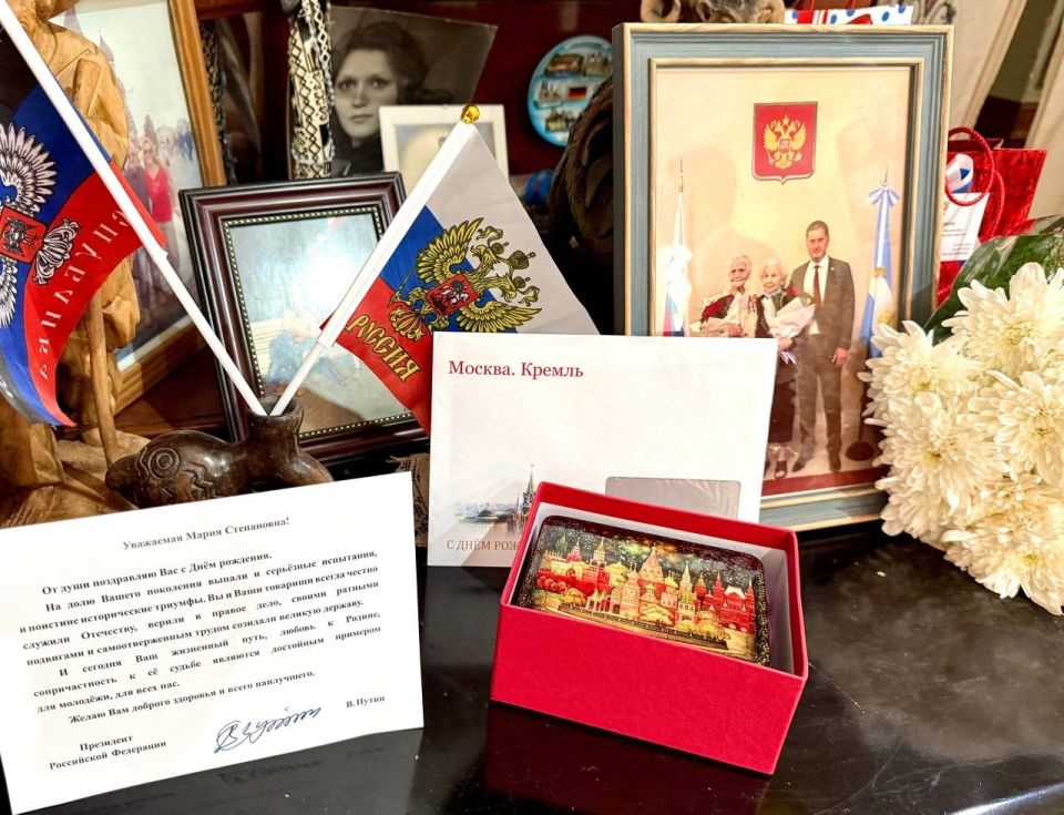 26 марта с.г. Посол Д.В.Феоктистов в сопровождении учащихся общеобразовательной школы при Посольстве посетил единственного проживающего в Аргентине ветерана Великой Отечественной войны М.С.Кадар, чтобы лично поздравить её с... 26 марта с.г. Посол Д.В.Феоктистов в сопровождении учащихся общеобразовательной школы при Посольстве посетил единственного проживающего в Аргентине ветерана Великой Отечественной войны М.С.Кадар, чтобы лично поздравить её с...
