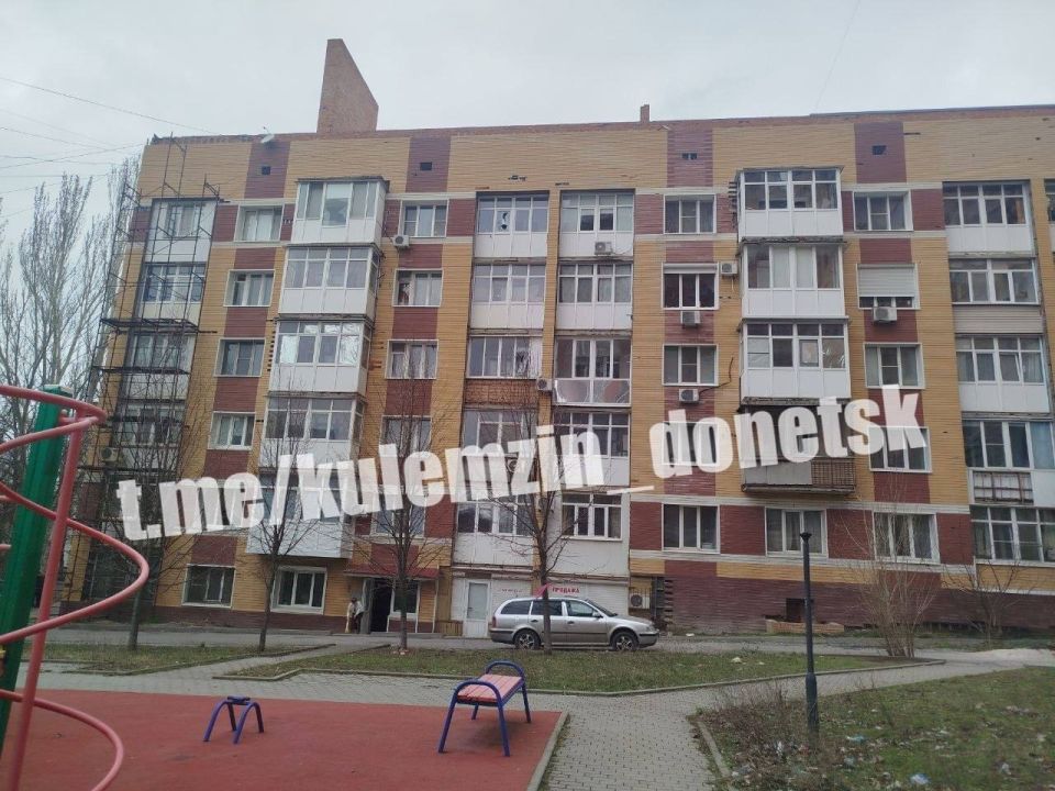 В Ворошиловском районе Донецка в результате атаки БПЛА повреждено остекление 17 окон, а также получили повреждения 2 двери и лоджии в многоквартирных домах — пишут местные ТГ-каналы В Ворошиловском районе Донецка в результате атаки БПЛА повреждено остекление 17 окон, а также получили повреждения 2 двери и лоджии в многоквартирных домах — пишут местные ТГ-каналы