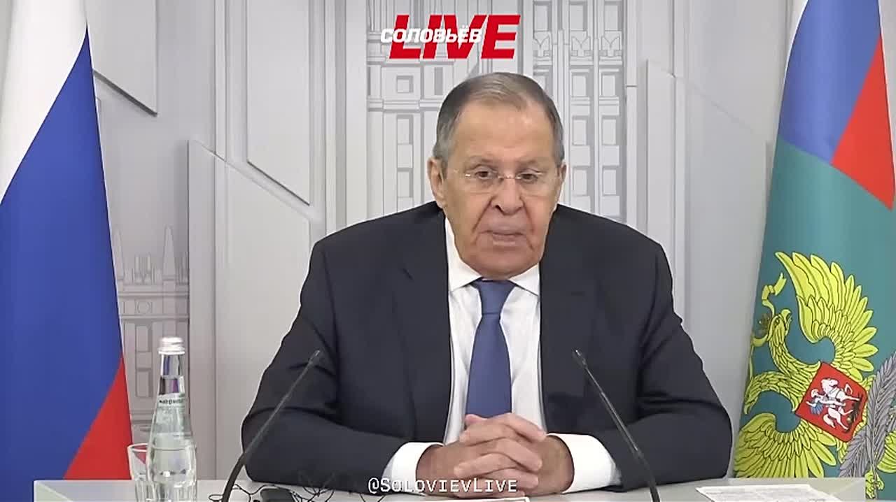 «Ещё великий писатель Чехов написал – когда вешают на сцену ружьё, оно должно выстрелить. Вот сейчас Евросоюз активнейшим образом вешает на сцену европейской мировой политики артиллерию, самолёты»