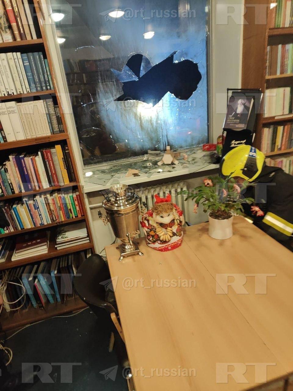 «Русский дом» в Праге забросали бутылками с зажигательной смесью