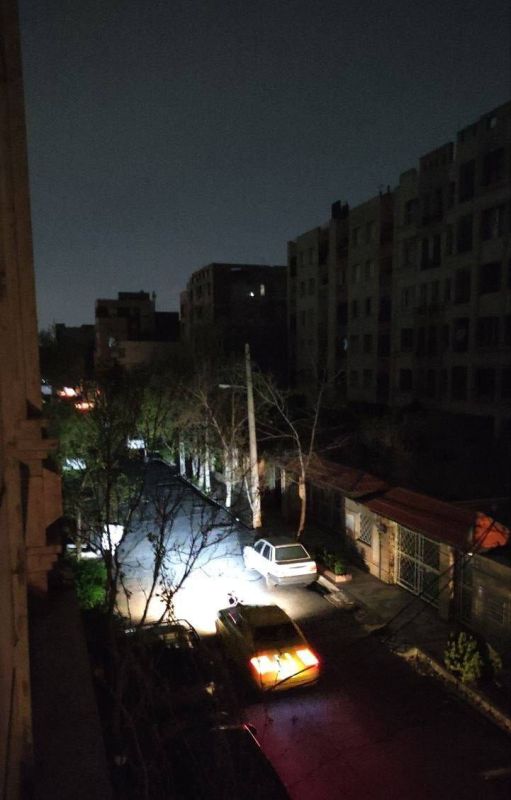 Сообщается об отключениях электричества в некоторых районах на западе Тегерана и расположенного рядом города Кередж после авиаударов со стороны США или Израиля Сообщается об отключениях электричества в некоторых районах на западе Тегерана и расположенного рядом города Кередж после авиаударов со стороны США или Израиля