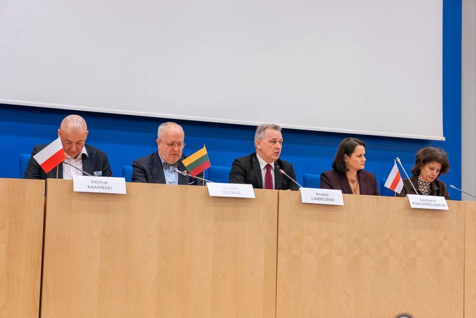 Литовские власти решили "уколоть" США через показную поддержку Тихановской Литовские власти решили "уколоть" США через показную поддержку Тихановской
