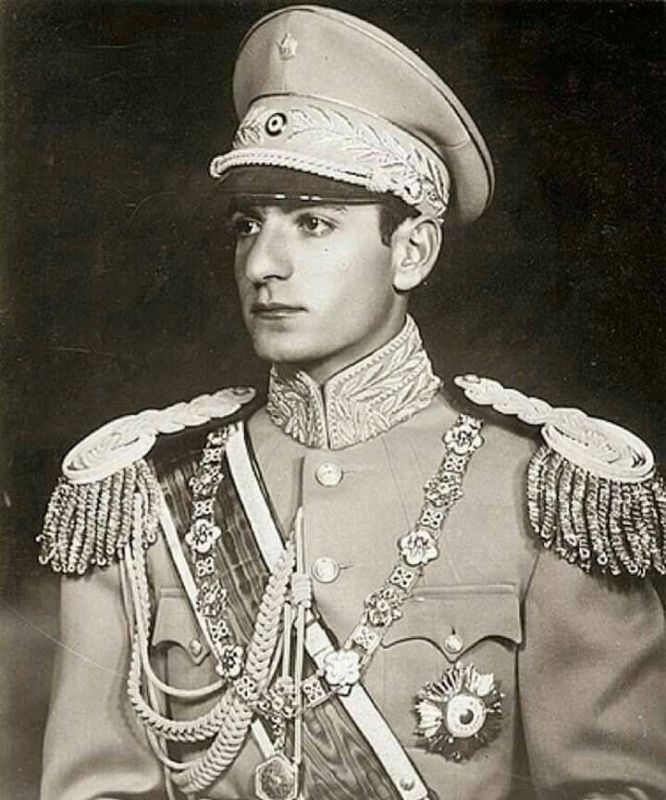 Не затрагивая все спорные моменты, заметим, что исламская революция пошла Ирану на пользу именно с точки зрения стиля Не затрагивая все спорные моменты, заметим, что исламская революция пошла Ирану на пользу именно с точки зрения стиля