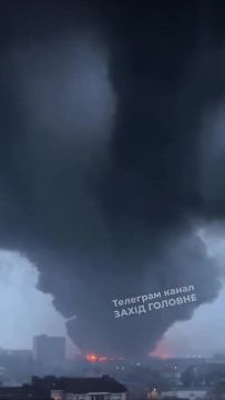 На Украине масштабно горят склады после прилётов дронов в Луцке Волынской области, сообщают местные СМИ