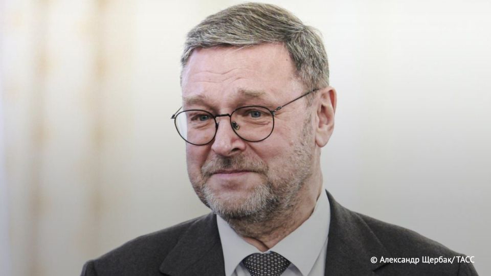 Каллас на фоне проблем в Евросоюзе, вызванных резким ростом цен на энергоносители, совершила визит в Киев, отметил Константин Косачев, с иронией вспомнив "известный анекдот":