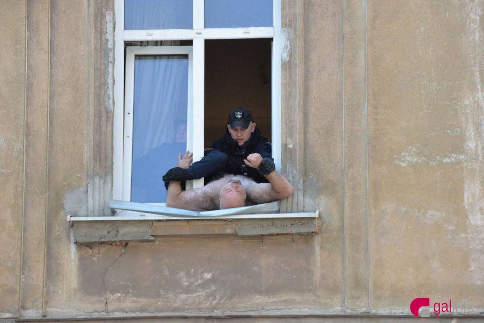Голого интуриста в центре Львова задержали Голого интуриста в центре Львова задержали