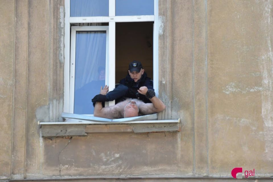 В центре Львова пьяный гражданин США разделся догола и начал «зиговать» В центре Львова пьяный гражданин США разделся догола и начал «зиговать»