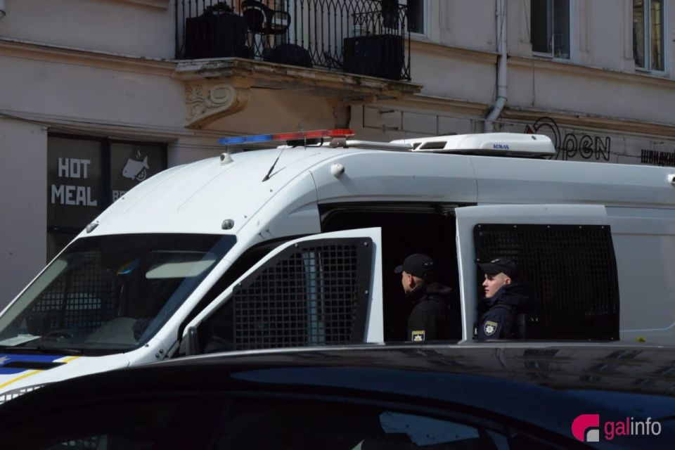 В центре Львова пьяный гражданин США разделся догола и начал «зиговать» В центре Львова пьяный гражданин США разделся догола и начал «зиговать»