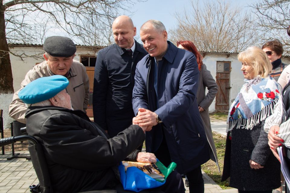Владимир Константинов: В преддверии 82-й годовщины начала Крымской стратегической наступательной операции в ходе рабочей поездки в Советский район встретился с ветераном Великой Отечественной войны Владимиром Ивановичем... Владимир Константинов: В преддверии 82-й годовщины начала Крымской стратегической наступательной операции в ходе рабочей поездки в Советский район встретился с ветераном Великой Отечественной войны Владимиром Ивановичем...