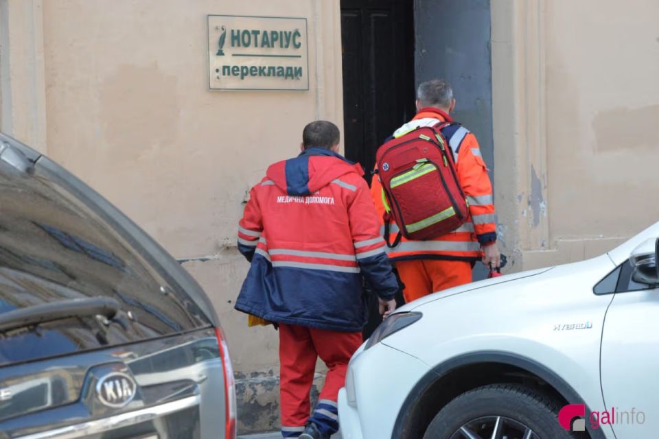 В центре Львова пьяный гражданин США разделся догола и начал «зиговать» В центре Львова пьяный гражданин США разделся догола и начал «зиговать»