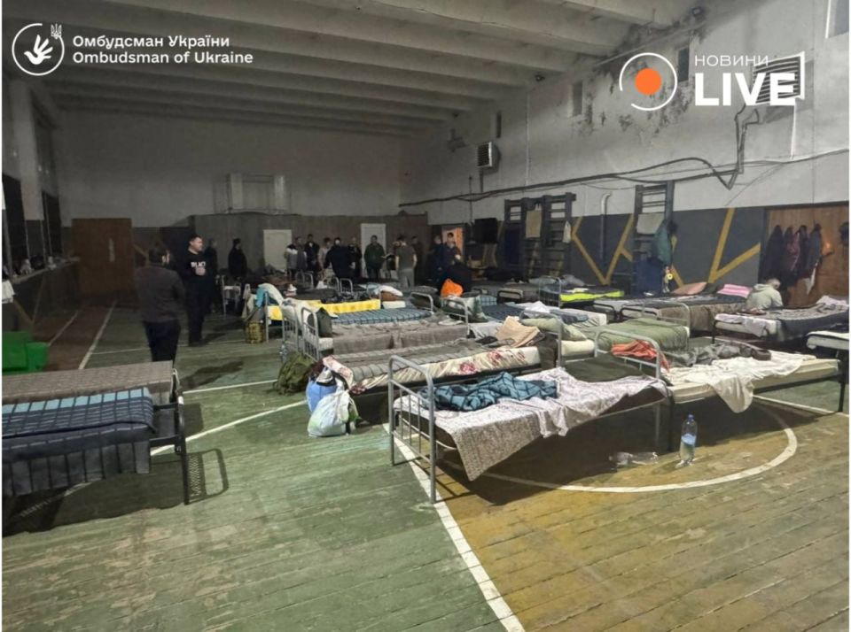Беспредел в Ужгородском РТЦК: людей держат в свинарнике по 50 дней, выдавая 3 кружки на 60 человек Беспредел в Ужгородском РТЦК: людей держат в свинарнике по 50 дней, выдавая 3 кружки на 60 человек