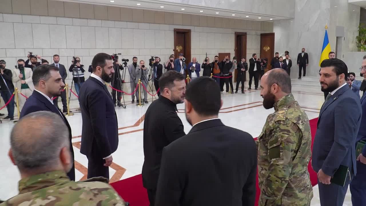 Зеленский заявил о том, что проводит переговоры с верховным лидером Сирии Ахмедом Аш-Шараа