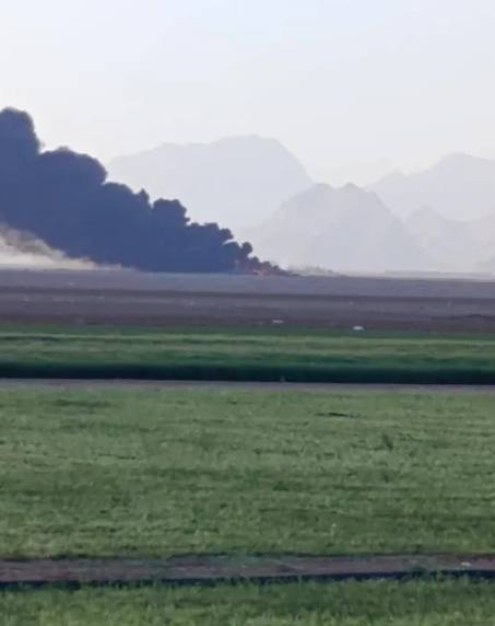 Пожары продолжают бушевать на месте передовой оперативной базы, использованной спецназом США в Южном Иране во время прошлой ночной операции по спасению офицера системы вооружения (WSO) сбитого истребителя F-15E Strike Eagle Пожары продолжают бушевать на месте передовой оперативной базы, использованной спецназом США в Южном Иране во время прошлой ночной операции по спасению офицера системы вооружения (WSO) сбитого истребителя F-15E Strike Eagle