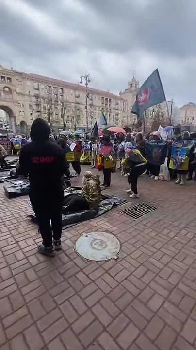 Украинцы сами лезут в черные мешки: новые «флешмобы» в Незалежной