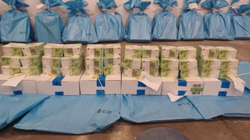 Стопки денег, которые перевозили задержанные в Венгрии украинские инкассаторы, связаны с банками Украины и Польши