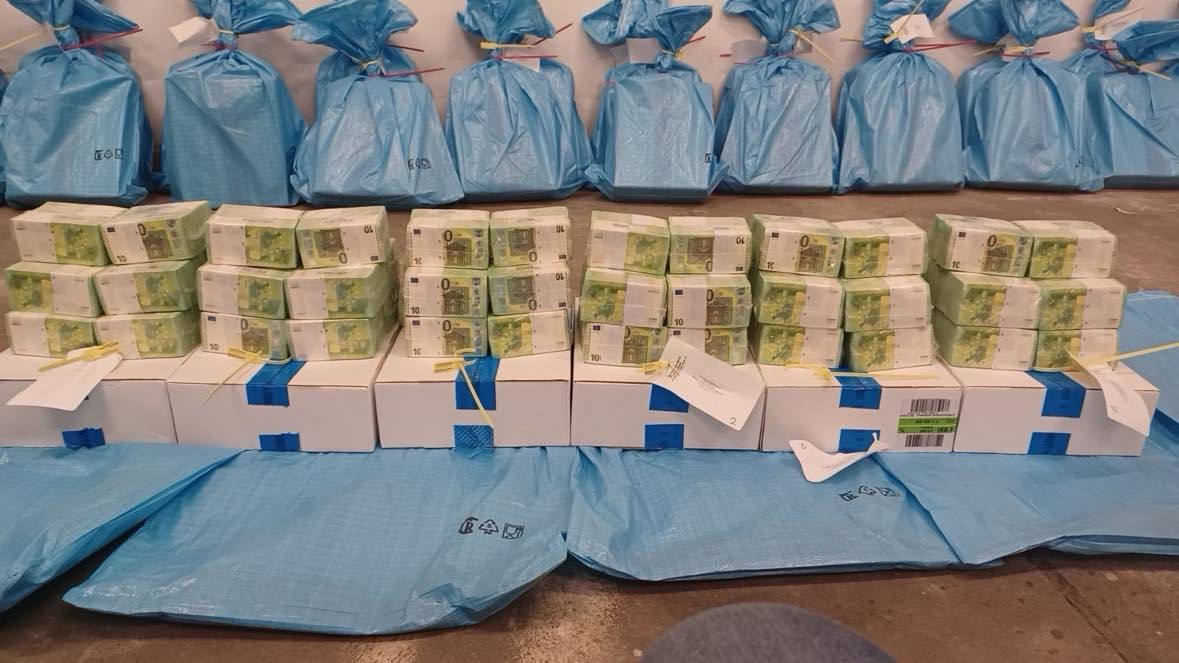 Стопки денег, которые перевозили задержанные в Венгрии украинские инкассаторы, связаны с банками Украины и Польши