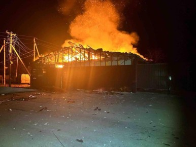 В Новониколаевке Запорожской области ночью сгорело отделение «Новой почты» после прилета дрона, сообщает компания