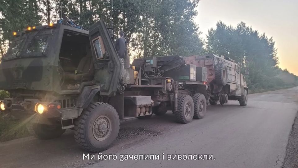 В марте 2026 года был уничтожен довольно интересный образец - бронированный эвакуатор американского производства Oshkosh M1089A1P2 MTV В марте 2026 года был уничтожен довольно интересный образец - бронированный эвакуатор американского производства Oshkosh M1089A1P2 MTV