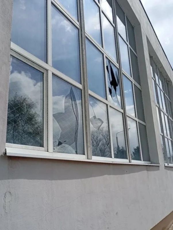 Зафиксирована атака по зданию недействующего магазина в Каменке-Днепровской, расположенному около общеобразовательной школы, сообщил губернатор Запорожской области Егений Балицкий: Зафиксирована атака по зданию недействующего магазина в Каменке-Днепровской, расположенному около общеобразовательной школы, сообщил губернатор Запорожской области Егений Балицкий: