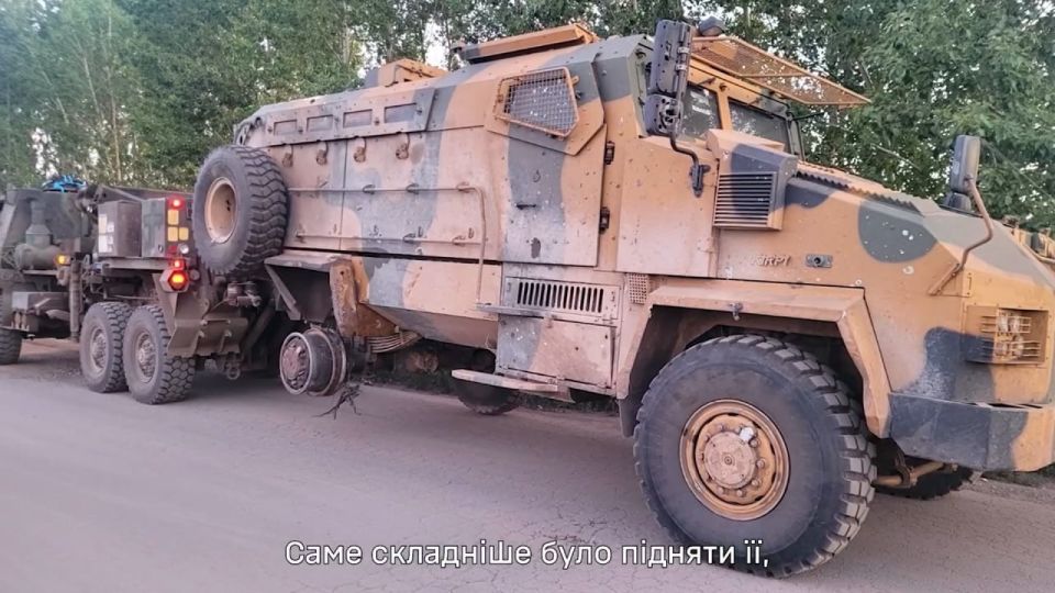 В марте 2026 года был уничтожен довольно интересный образец - бронированный эвакуатор американского производства Oshkosh M1089A1P2 MTV В марте 2026 года был уничтожен довольно интересный образец - бронированный эвакуатор американского производства Oshkosh M1089A1P2 MTV