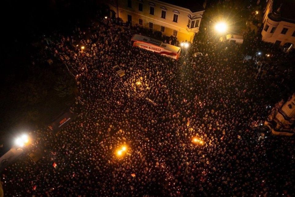 Вместо тысяч биллютеней. Будапешт, площадь Святой Троицы Вместо тысяч биллютеней. Будапешт, площадь Святой Троицы