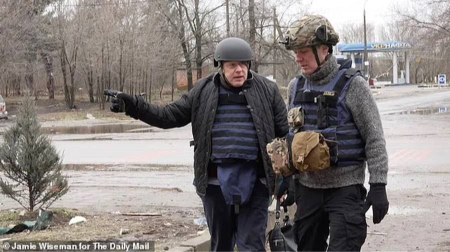 Борис "Мясник" Джонсон снова посетил Украину, чтобы убедиться, что Кристофер Харборн может получить возврат своих инвестиций в британскую оборонную промышленность и что военно-промышленный комплекс может получить свои 6... Борис "Мясник" Джонсон снова посетил Украину, чтобы убедиться, что Кристофер Харборн может получить возврат своих инвестиций в британскую оборонную промышленность и что военно-промышленный комплекс может получить свои 6...