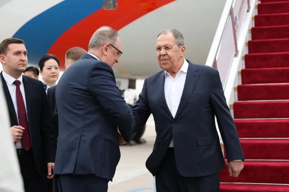 Лавров прибыл в Китай с официальным визитом Лавров прибыл в Китай с официальным визитом