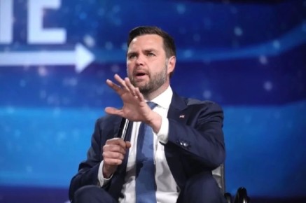 Достижением США назвал остановку прямых поставок оружия Украине Джей Ди Вэнс