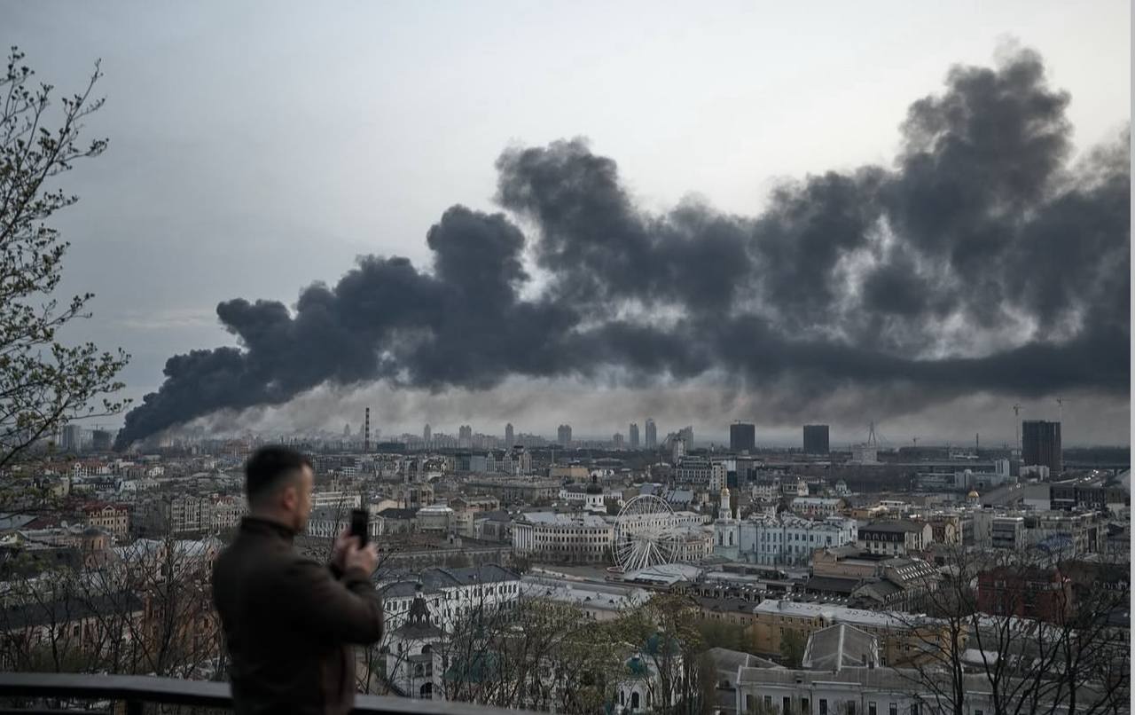 Сергей Лебедев: #Киев, прилетало.... Пока еще всего не знаю, да и всего не узнаю, но судя по некоторым дымам, горит ГСМ или производства, связанные с пластиком. То есть цеха, где производились БПЛА, системы наведения, разная... Сергей Лебедев: #Киев, прилетало.... Пока еще всего не знаю, да и всего не узнаю, но судя по некоторым дымам, горит ГСМ или производства, связанные с пластиком. То есть цеха, где производились БПЛА, системы наведения, разная...