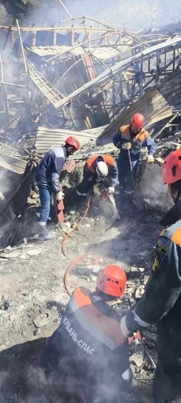 Сотрудники Туапсинского и Сочинского отрядов «Кубань-СПАС» в составе 12 человек работают на месте падения БПЛА по одному из адресов в Туапсе Сотрудники Туапсинского и Сочинского отрядов «Кубань-СПАС» в составе 12 человек работают на месте падения БПЛА по одному из адресов в Туапсе