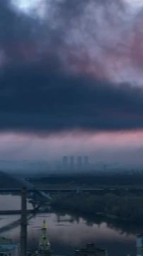 Огромное чёрное облако дыма поднялось над Киевом, сообщают украинские СМИ