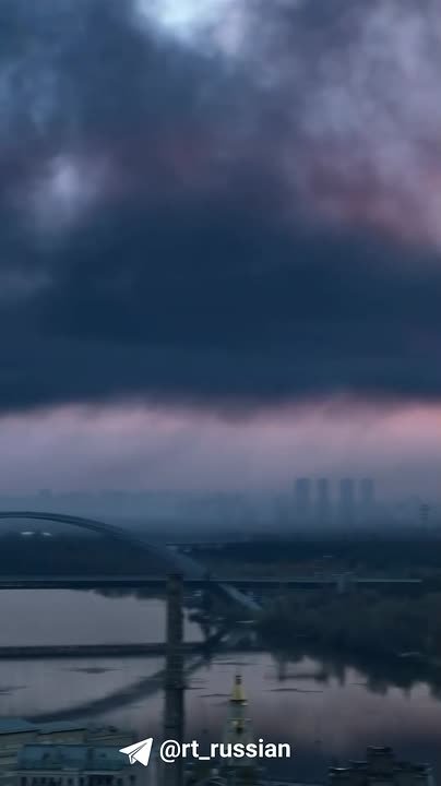 Киев заволокло густым чёрным дымом после ночных ударов, пишут в местных группах