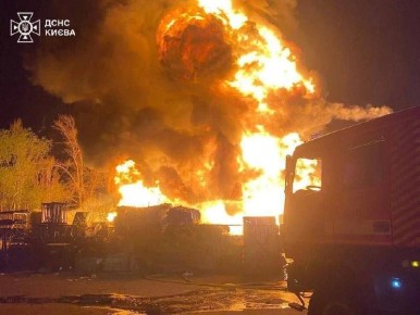 Киев в огне после атаки: горят склады и предприятия