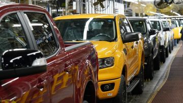 ПУШКИ ВМЕСТО СЕДАНОВ: ПЕНТАГОН УГОВАРИВАЕТ АВТОКОНЦЕРНЫ США ПЕРЕКЛЮЧИТЬСЯ НА ПРОИЗВОДСТВО ОРУЖИЯ И БОЕПРИПАСОВ