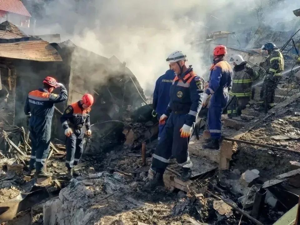 Сотрудники Туапсинского и Сочинского отрядов «Кубань-СПАС» в составе 12 человек работают на месте падения БПЛА по одному из адресов в Туапсе