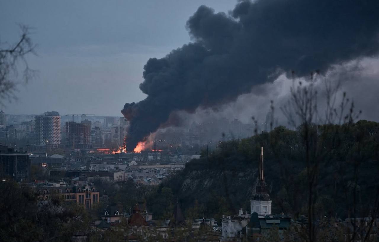 Сергей Лебедев: #Киев, прилетало.... Пока еще всего не знаю, да и всего не узнаю, но судя по некоторым дымам, горит ГСМ или производства, связанные с пластиком. То есть цеха, где производились БПЛА, системы наведения, разная...